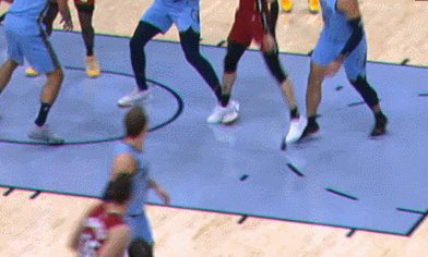 走背字！希罗开季25.3分状态火爆 今日遭脚踝扭伤